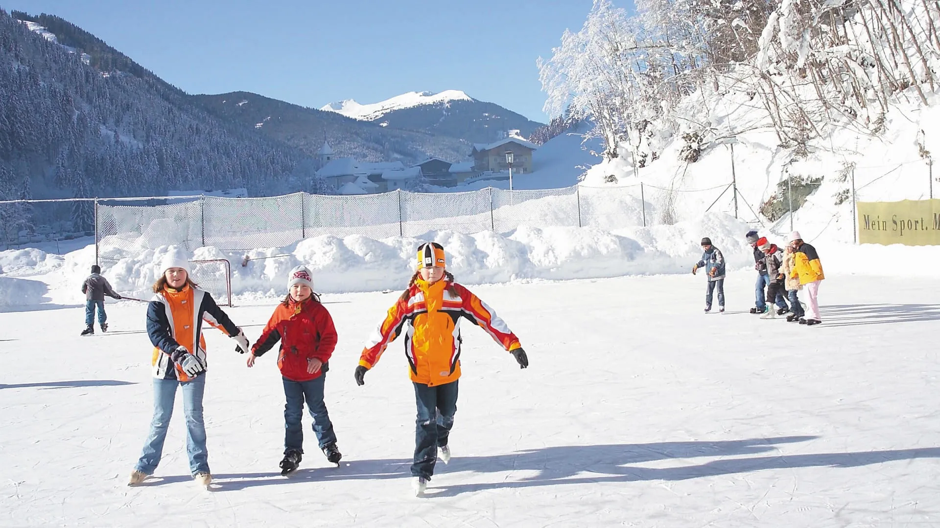 skating_on_natural_icerink_Viehhofen2